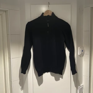 Sand halfzip  - Strl xs  Har blivit krympt i tvätten så är nu xs  Färgen är mörkblå 