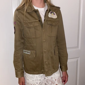 Svea jacka  - Snygg vår och höst jacka från Svea. Original pris är 1500 men jag säljer för 399. 
