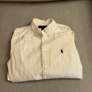 Tjena, säljer denna snygga Ralph Lauren skjorta - Bra skick ingen fläck, stilren Pris kan diskuteras vid snabb affär  Sitter lite liten i storleken