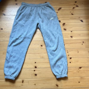 Nike sweatpants/mjukisbyxor - Tja! Säljer nu de här Nike swetpantsen🩶De är riktigt sköna och passar till allt🐋 På 5e bilden finns ett litet hål därav det låga priset💪 Kolla in min sida för en matchande hoodie💶 Hör av dig vid frågor🙏