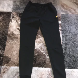 Lyle scott - Säljer dessa byxor pga har växt ut riktigt snygga 