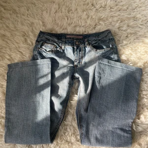 Low waisted jeans - Säljer ett par lågmidjade jeans med bootcut. Köpte de på Plick men nu säljer jag vidare de.