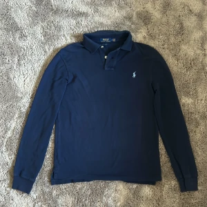 Ralph Lauren slim fit - Säljer nu denna feta Ralph Lauren tröjan.  Skick 9/10 Nypris 1599kr Skriv vid fler funderingar  