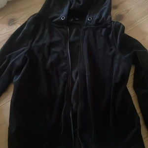 Velourkofta - Svart velourkofta såå mysig 