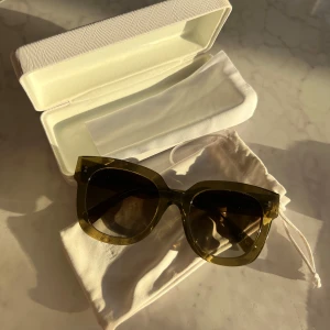 Chimi - Säljer mina chimi då de ej kommer till användning! Slutsålda på nätet!! De är i jättebra skick och box, påse och duk medkommer🥰 de är i färgen ”Green” och i modellen 08. Så fina nu till hösten!!❤️ Nypis: 1350kr, pris kan diskuteras 