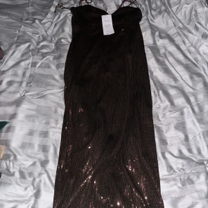 Klänning - paljett klänning ifrån Gina tricot i färgen choclate brown storlek S med prislapp på 