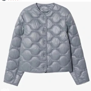 Grå jacka från mango - Super söt grå jacak från mango som din te kommer till användning🩷