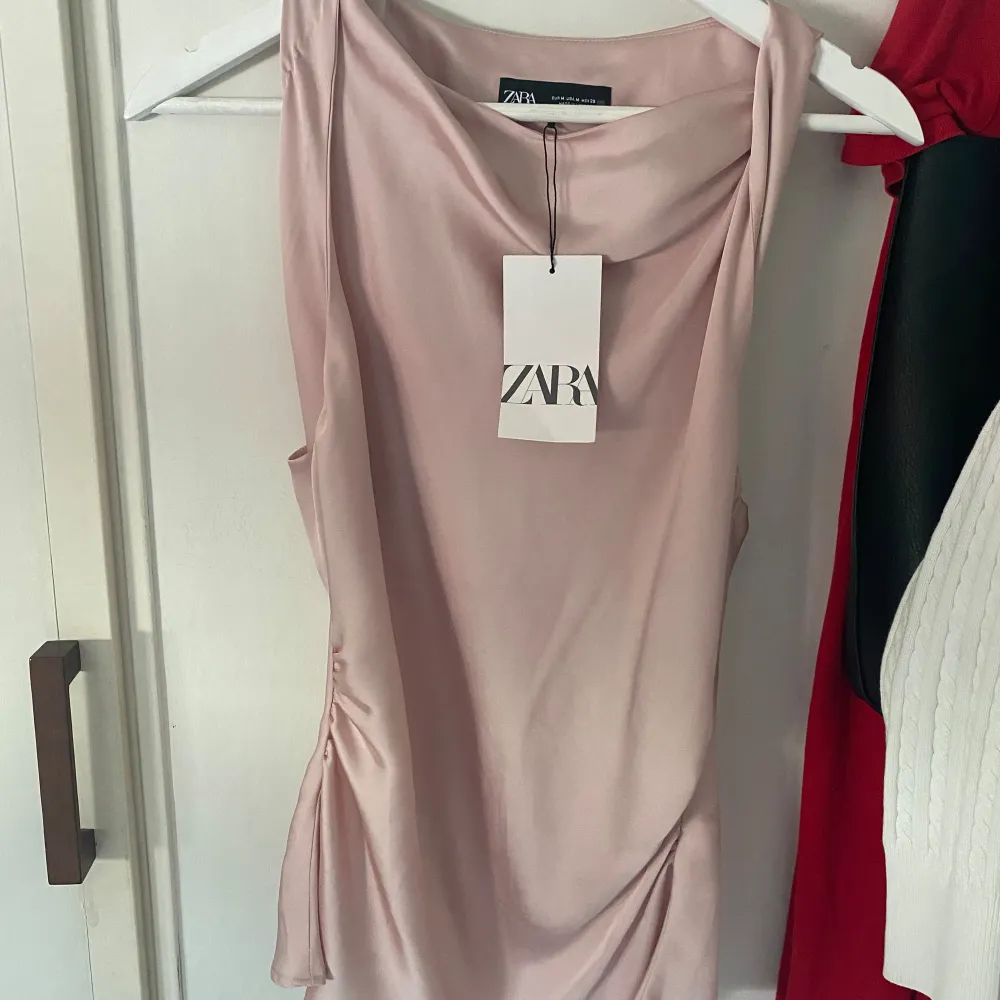 Rosa satin topp ifrån Zara, storlek M. Aldrig använd och prislappen är kvar . Toppar.