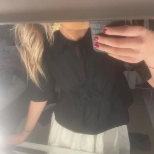 Svart blus - Svart blus men knytning där fram men som inte kommer till användning längre💓💓