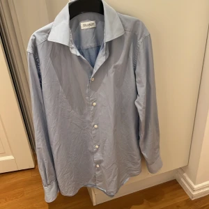 Blå kostym skorta  - Stilig kostym skorta i storlek s slilm fit 