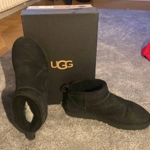 Uggs - Säljer nu mina ugg ultra mini i väldigt fint skick. Endast använda en vinter. Passar väldigt bra nu till vintern, hösten och är riktigt sköna. Skolåda medföljer. Pris kan diskuteras!