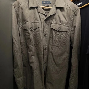 Riley overshirt - Hej! Säljer nu denna overshirt från Riley! Den är i en olivgrön färg och i storlek M! Skicket är 8,5/10! Säljer denna för 399kr! Hör av er vid minsta lilla fråga eller fundering!