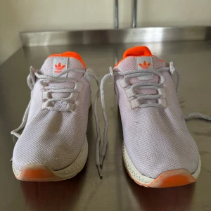 Vita och orangea sneakers från Adidas - Skorna är i bra skick 🦋🦋