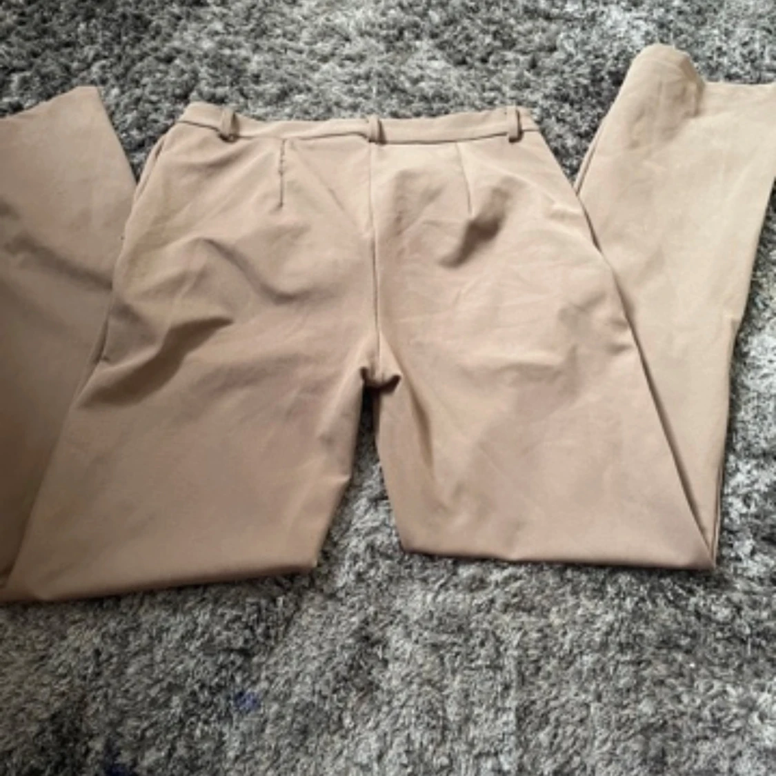 Beige byxor i storlek M - 90