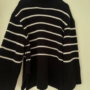 Stickad tröja  - Randig stickad tröja med polo krage från Lindex🤍🖤
