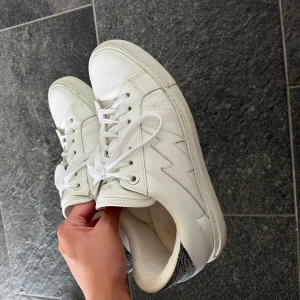 Zadig & Voltaire skor! - Supersnygga Zadig skor i mycket bra skick, de är varsamt använda. Till så får du dustbag och har även kvar orginalsko kartongen, de är köpte på NK för något år sen för ungefär 3800kr. Hör av er om frågor och diskussion av pris❤️❤️