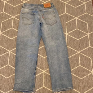 Levis jeans strl152 - Levis lose taper jeans i stretchigt material. Fint skick! Strl.152 ca12 år