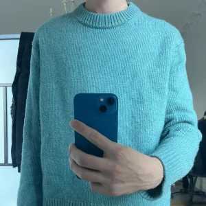 ARKET Stickad Tröja - Schysst stickad tröja från arket i bra skick. Storlek M sitter boxigt men inte oversized