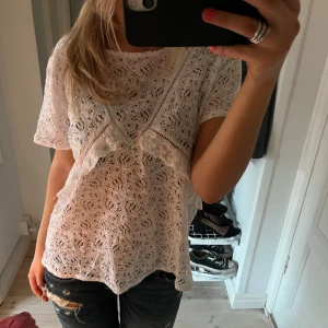 Vit spetstopp - Säljer nu denna söta spetstopp i storlek L men passar XS-L beroende hur man vill att den ska sitta. Hör av er för frågor eller flera bilder 💓