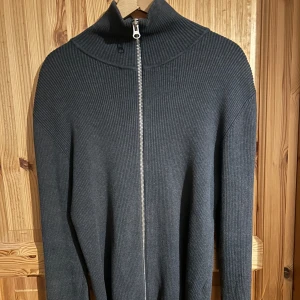 Zip tröja  - Hel zip/cardigan från Ljung i storlek M perfekt nu till hösten. Nypris 1500kr  Mitt pris 299kr