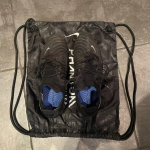 Nike Phanthom GX II Elite fotbollskor  - Tjena, säljer ett par Nike Phantom Fotbollskor. Använda några gånger men är utan defekter. Nypris på skorna är 3 149 kr. Priset är inte hugget i sten. Skriv för fler frågor/bilder.