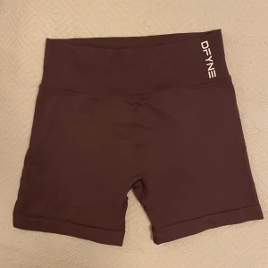 Dfyne shorts  - Använda 1 gång, säljes då jag har fler som jag använder mer. Skickas tvättade 🫶 I lila/vinröd färg.