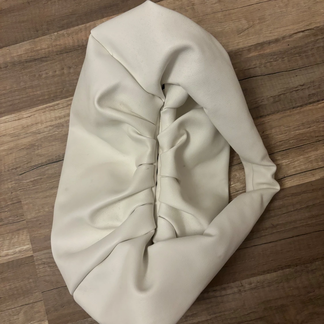 Vit axelväska i syntetmaterial