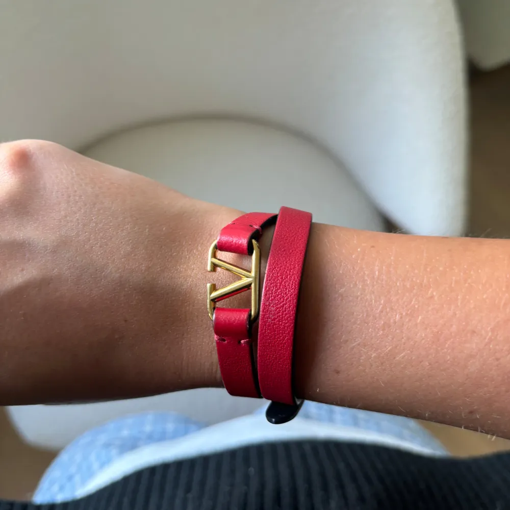 Säljer detta valentino armband i nyskick! Nypris 2800 men säljer för 1500❣️❣️. Accessoarer.