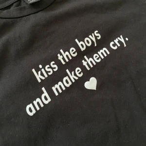 Svart t-shirt från SHEIN med text - Säljer en svart t-shirt från SHEIN med en rolig text😚😚Storleken är mer som en M än L. Bra kvalitet för att vara Shein faktiskt.