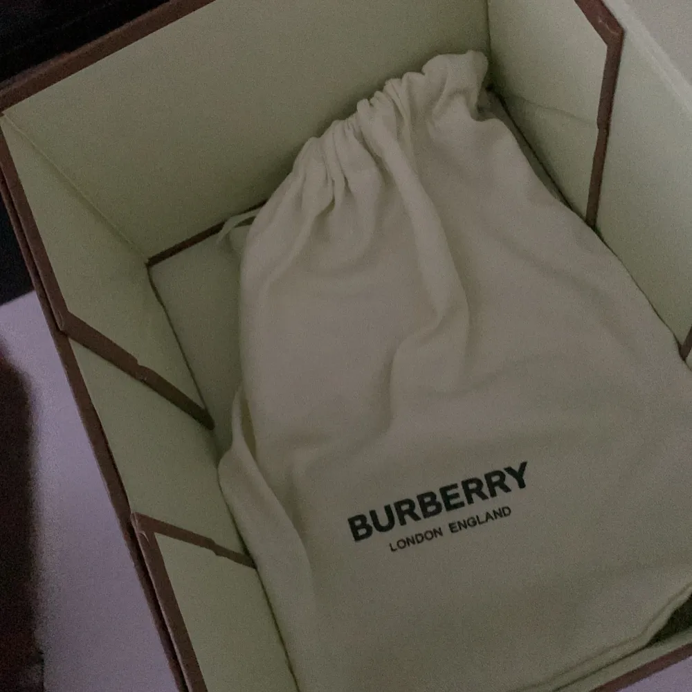 Burberry keps snabbaffär pris kan sänkas . Accessoarer.