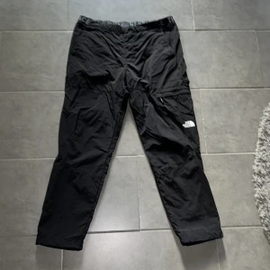 The North face byxor  - Säljer min brors north facw byxor då han inte längre använder dem, storlek L, jättebra skick som nya 💕