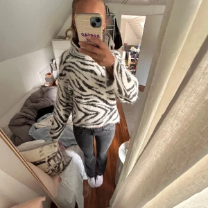 Mönstrad tröja  - Super cool tröja med zebra mönster på🤍🖤Perfekt till skolan! Ganska bra skick. Storlek xs men passar s-m. Pris kan diskuteras🤍🖤