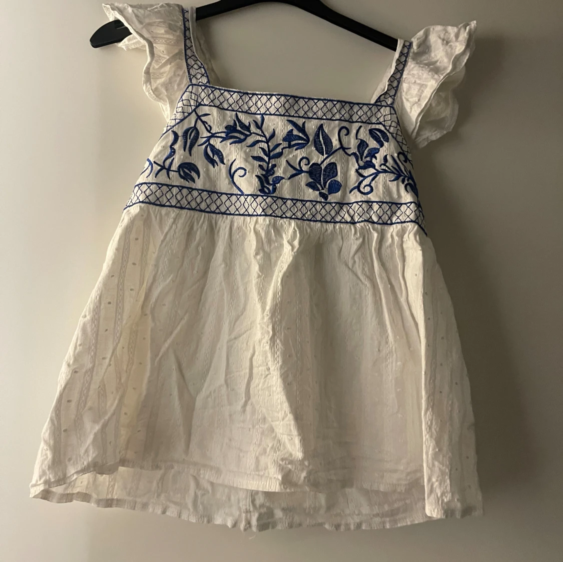 Vit topp med blå broderier - 91