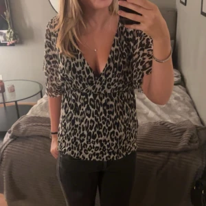 leopard blus💖 - Leopardblus i storlek xs ifrån Lindex, köpt på Plick sen tidigare men har inte använt den💞