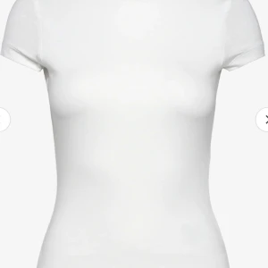 Tröja med öppen rygg🤍🥰 - Jättefin tröja med öppen rygg från Gina🥰 knappt använd!