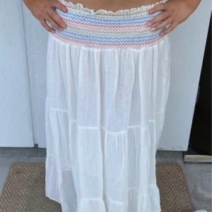 Zara Långkjol  - Söt sommarkjol med färgade broderier från zara 💗