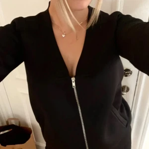 Kofta - Snygg kofta med silvrig dragkedja. Luftigt material och ser sportig ut! 🤩 storlek S