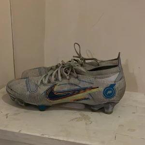Nike fotbollsskor i vitt och blått - Tja, säljer ett par Nike fotbollsskor. De är dock PRO men man känner knappt av de. Dem har änvänts 3 gånger på konstgräs därför ser dom lite slitnare och svartare ut men dem funkar precis som nya. Hör av er!👍