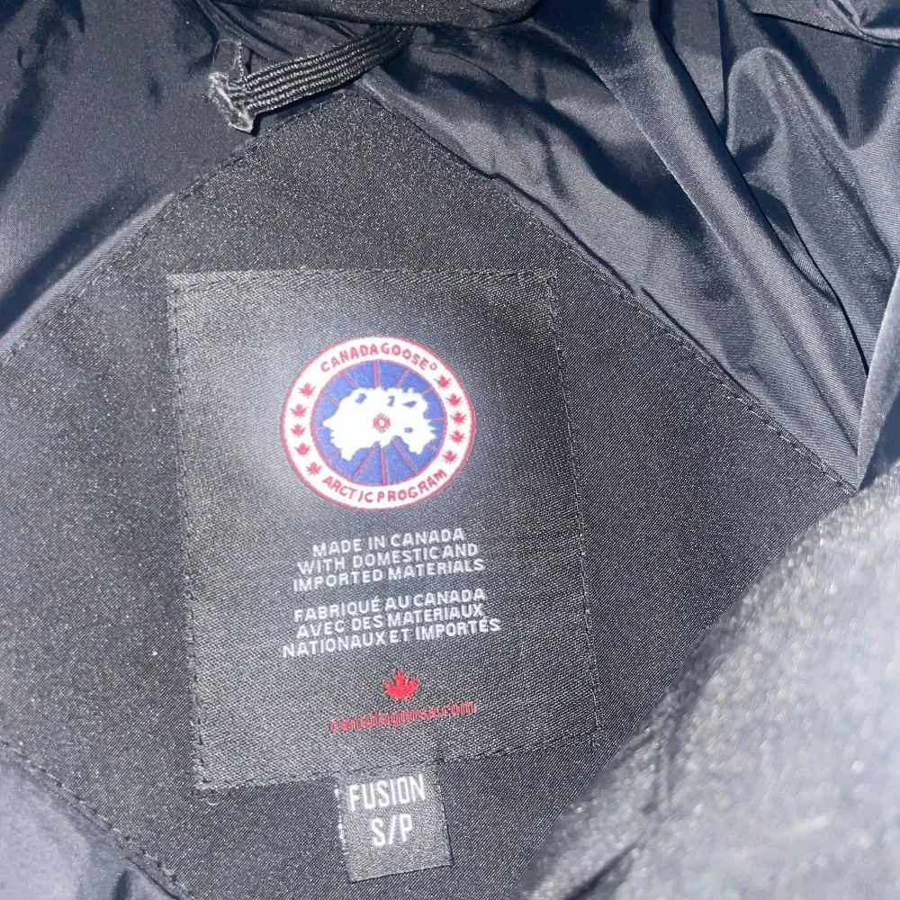 Canada goose jacka bra skick  Pris kan diskuteras   . Jackor.