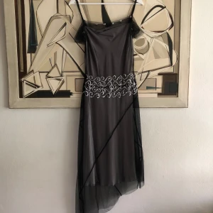 Svart festklänning Night Birger Mikkelsen  - En superfin klänning i vackraste tyll o paljetter från Night Birger Mikkelsen i absolut toppskick! 