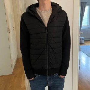 J.lindeberg cardigan - Tjena säljer nu denna riktigt feta J.lindeberg cardiganen som är perfekt till hösten! Nypris är 2500kr, den är sparsamt använd och pris kan diskuteras vid snabb affär