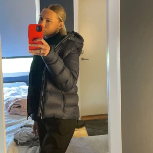 sail racing jacka - säljer denna super snygga jackan då den ej kommer till användning, bild på liten defekt finns på sista bilden 💗💗 nypris är 3000