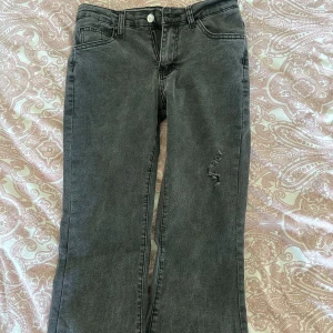 lågmidjat gråa jeans - Säljer dessa Gråa jeans som är lågmidjat. Aldrig använt så helt oanvända. säljer då dom inte kommer till användning. Enda defekten är att knappen är lite lös men den kom så.
