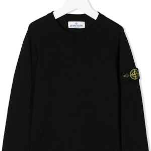 Stone island tröja - Säljer en svart Stone island tröja som är köpt på farfetch för ungefär ett år sedan. Den är aldrig använd då den alltid var för stor vilket gör att det är k topskick. Tröjan är storlek 170, men rätt stor i storleken.