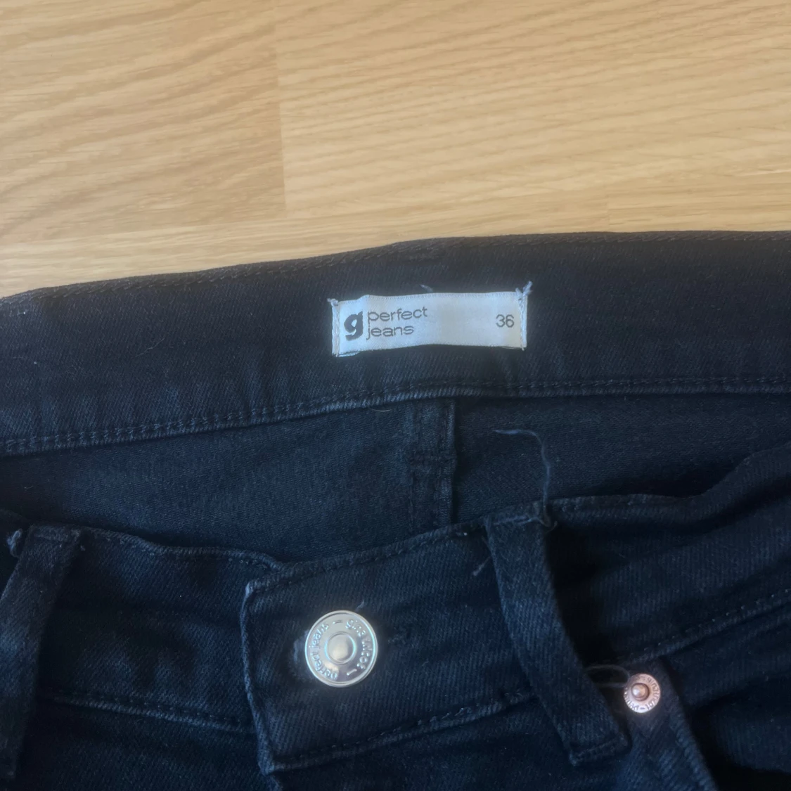 Svarta lågmidjade boot cut jeans - 90