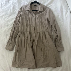 Skjortklänning  - Supersöt skjortklänning i storlek 36. Köpt på Gina Tricot 