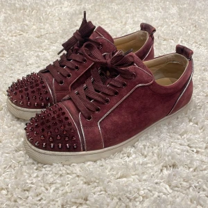 Loubs - Säljer nu dessa extremt unika Loubs, väldigt fint skick. Endast skor medföljer vid köp. Strl 41 med passar även 42. (Kan även tänka mig byte mot flycrews)