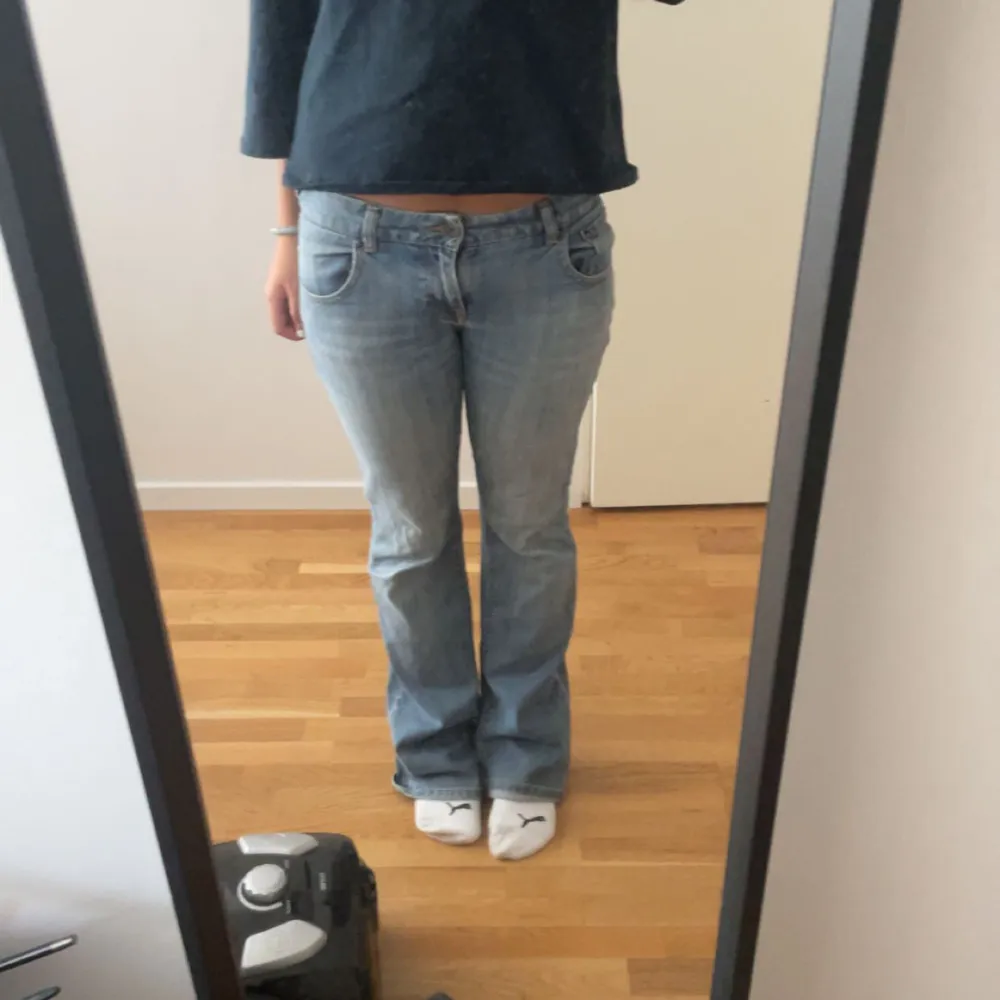 säljer mina älskade jeans då dom är för småa på mig🥹❤️ de är från levis och är bootcut och lågmidjade! skriv om ni har frågor! säljer för 600 men kan såklart sänka pris! den har lite nötta vid slutet då de är lite långa❤️ skriv för mer bilder❤️. Jeans & Byxor.