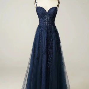 Balklänning  - Säljer en balklänning som inte kom till användning då jag bestämde mig för o ha en annan klänning, helt ny och i sin förpackning fortfarande!