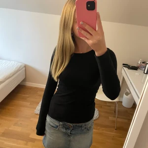 Svart långärmad tröja från H&M - Säljer en svart långärmad tröja från H&M. Den är supermjuk och bekväm. Tröjan har en normal passform och är i bra skick, förutom ett litet hål (se bild). Pris kan alltid diskuteras. Skriv om du har några frågor!💗